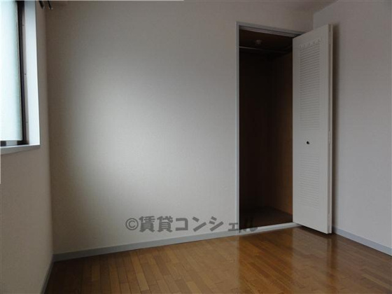 収納&nbsp;真ん中洋室にもしっかり収納半間有り。