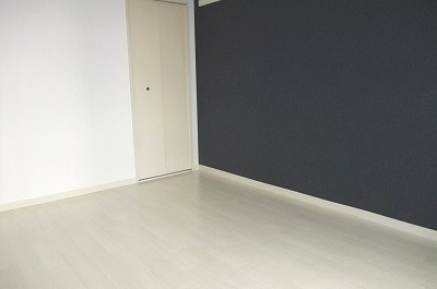 寝室&nbsp;白い床に黒い壁でおしゃれです