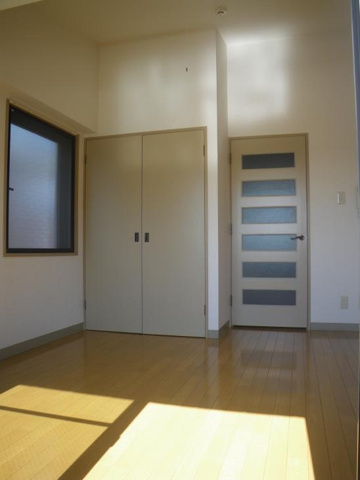 居間&nbsp;こちらは同じ建物の2階のお部屋です。