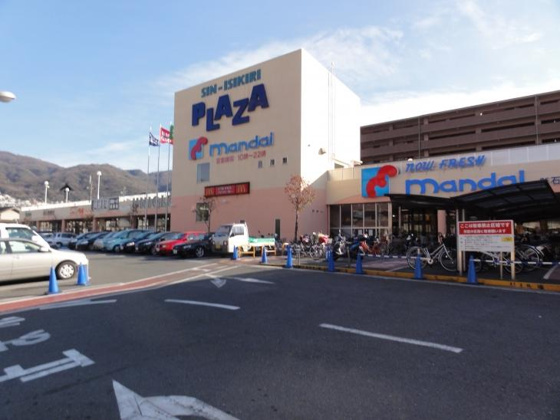 周辺&nbsp;石切プラザも近隣有り。万代にユニクロ。大型書店などがテナントに入っています。