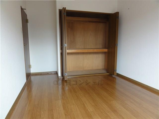周辺&nbsp;奥の収納もしっかり収納有ります。