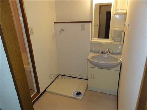 独立洗面台&nbsp;洗面所です。シャンプードレッサー、室内洗濯機置場完備。